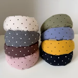 Gruppo di fasce per capelli retrò imbottite a pois in vari colori per uno stile elegante.