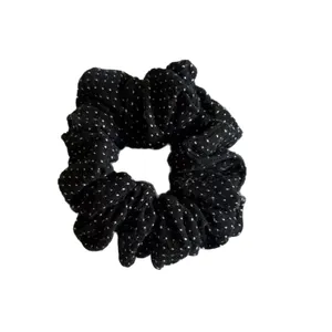 Klassisches schwarzes Haargummi mit weißem Punktmuster für elegantes Haarstyling