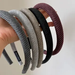 Primo piano di cerchietti vintage in twill in vari colori autunnali e invernali