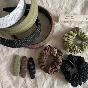 Detailansicht von Haarreifen, Scrunchies und Clips mit Punkten in Erdtönen