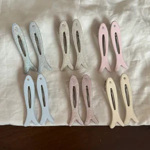 Juego de seis pares de bonitos clips para el pelo con forma de pez con pedrería y brillo