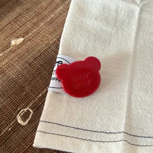 Detailansicht einer süßen roten Bären-Haarspange mit graviertem wer wer-Schriftzug