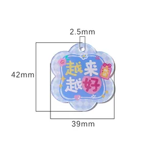 Vista detallada del amuleto de acrílico en forma de flor, tamaño 42mm x 39mm