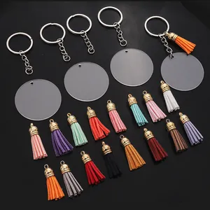 Detailansicht des DIY-Schlüsselanhänger-Sets mit Acrylscheiben und bunten Quasten.