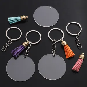 Detailansicht eines DIY-Schlüsselanhänger-Sets mit Acryl-Rohlingen und bunten Quasten