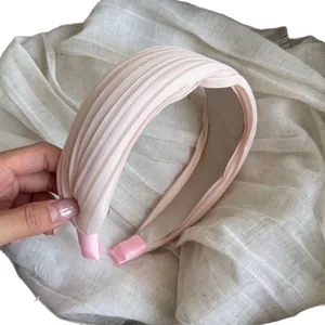 Eleganter rosa plissierter Satin-Haarreif mit breitem Design für modische Frauen heute