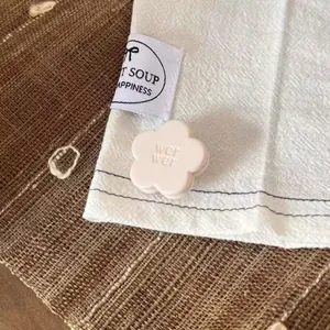 Cremefarbene matte Haarspange in Blumenform für Mädchen, minimalistisch