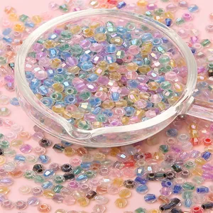 Macro-opname van iriserende facetgeslepen kristallen kralen voor DIY-sieraden maken