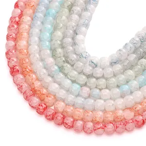 Primo piano di perle di vetro multicolore con trama di giada screpolata per la creazione di gioielli.