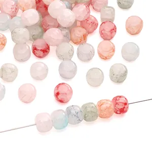 Vista dettagliata di perle in vetro marmorizzato con trama craquelé per gioielli DIY