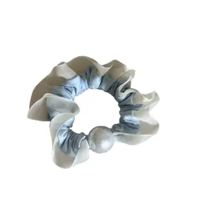 Lichtblauwe en witte ruches scrunchie met grote parel, haaraccessoire voor vrouwen