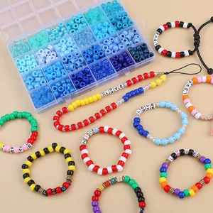 Détail d'un kit de perles à 24 cases avec des perles bleues et des bracelets faits main colorés