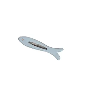 Adorable pinza para el pelo con forma de pez azul claro y detalle de diamantes