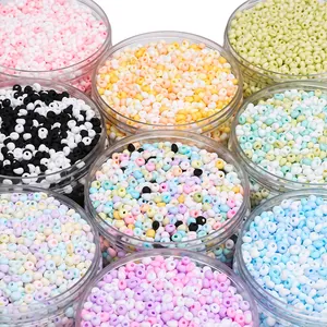 Verschillende potjes kleurrijke 4mm glaskralen voor handgemaakte DIY-sieraden maken