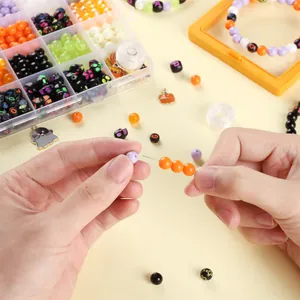 Λεπτομερής προβολή του DIY κιτ χαντρών Halloween που δείχνει το πέρασμα με το χέρι