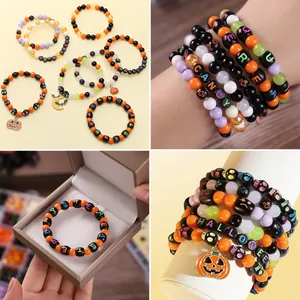 Λεπτομερής προβολή βραχιολιών Halloween DIY με γούρια κολοκύθας και χάντρες γράμματα