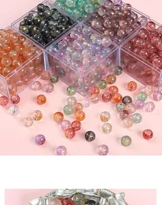 Détail rapproché de perles en verre transparent givré de 8 mm pour bijoux artisanaux.