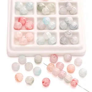 Vista dettagliata di perle in vetro craquelé pastello con effetto macchiato d'acqua DIY.