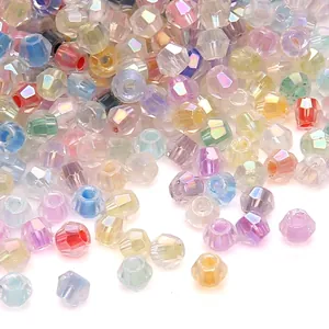 Close-up detail van gefacetteerde iriserende kristallen kralen voor DIY sieraden