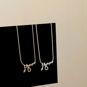 Gedetailleerd overzicht van elegante slangenhanger kettingen in goud en zilver