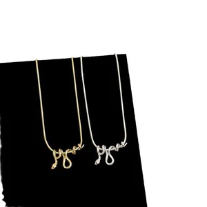 Elegante slangenkettingen met slangenhanger in goud- en zilverkleurige afwerking.