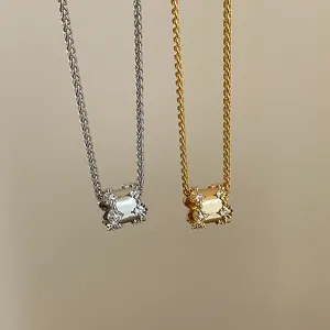Close-up van elegante gouden en zilveren halskettingen met kristallen hangers