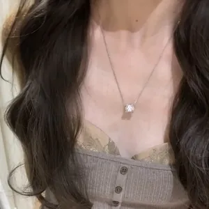 Gedetailleerde opname van een luxe retro hanger aan de hals van een vrouwelijk model