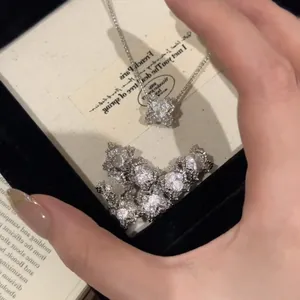 Detailopname van een luxe vintage halsketting met fonkelende kristallen hanger