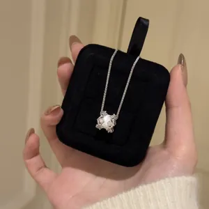 Detailweergave van de retro paleisstijl taille hanger ketting op zwart fluwelen kussentje.