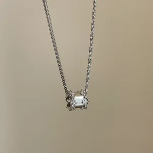 Detailopname van een vintage zilveren ketting met een verfijnde kristallen taille hanger.
