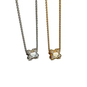 Luxe retro stijl halsketting met taille hanger in goud en zilver finish voor dames