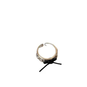 Elegante anello aperto color argento con fiocco in corda nera e incisioni