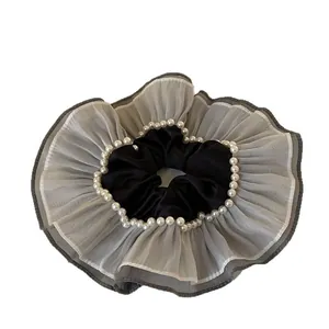Chouchou élégant en organza gris surdimensionné avec des perles blanches délicates