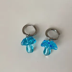 Detailansicht der blauen Lampwork-Glas-Pilz-Ohrhänger mit silbernen Creolen