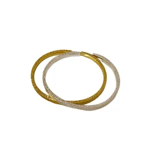 Elegante strukturierte Glitzer-Armreifen in Gold und Silber, minimalistischer Schmuck