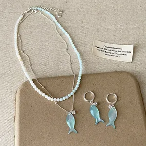 Elegante set di gioielli da donna con pendente a pesce in conchiglia blu e cerchi