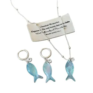 Elegante set collana e orecchini con ciondolo a forma di pesce blu e catena in argento