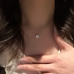 Nahaufnahme einer minimalistischen Kristall-Halskette mit transparentem Nylonband