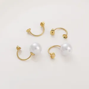 Detailweergave van 14K goudgevulde C-vorm parelhouder oorbellen accessoires en sluitingen