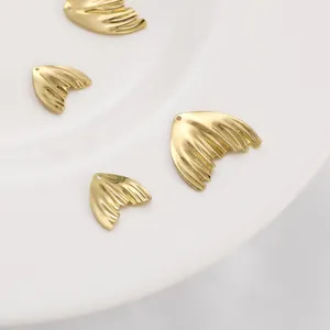 Macro detail van vergulde zeemeerminstaart bedeltjes voor DIY sieraden maken