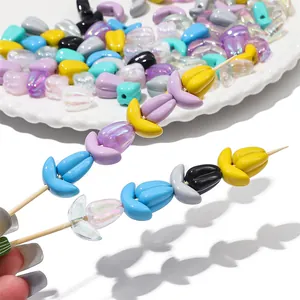 Vue détaillée de perles tulipes en acrylique colorées pour la création de bijoux DIY