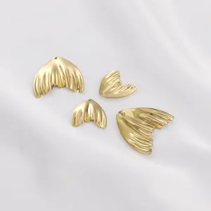 Detailweergave van 14K goudgevulde zeemeerminstaart bedeltjes voor DIY sieraden maken