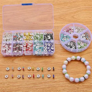 Nahaufnahme von bunten Strass-Abstandsperlen-Set für DIY-Schmuck mit Perlenarmband