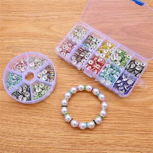 Detailansicht eines DIY-Schmucksets mit bunten Strass-Abstandshaltern in Aufbewahrungsboxen