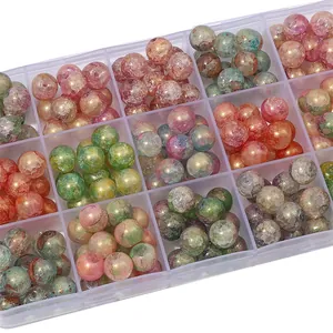 Nahaufnahme bunter Knisterglasperlen mit Goldglanz in einer Kunststoff-Organizer-Box