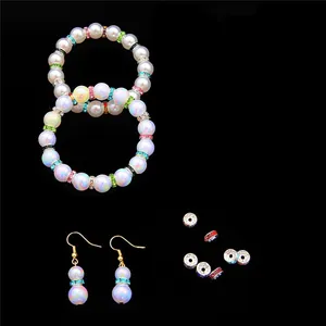 Nahaufnahme von DIY-Schmuckset mit bunten Strass-Abstandshaltern und Perlenarmbändern