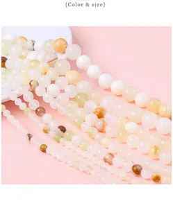 Vue détaillée de perles rondes en pierre synthétique de différentes tailles pour bijoux