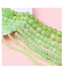 Plusieurs tailles de perles rondes en pierre synthétique vert clair pour bijoux DIY.