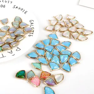 Iriserende waaiervormige wolkenhangers voor DIY oorbellen en het maken van sieraden