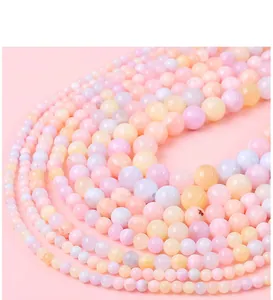 Gros plan détaillé de perles rondes en pierre synthétique pastel pour bijoux artisanaux